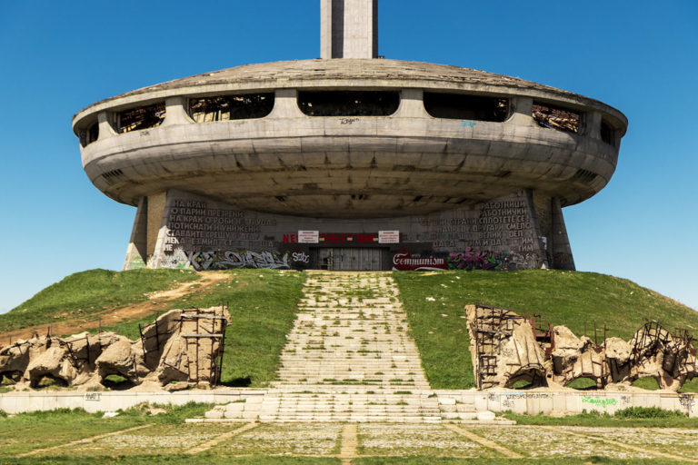 В Болгарии в горе храм