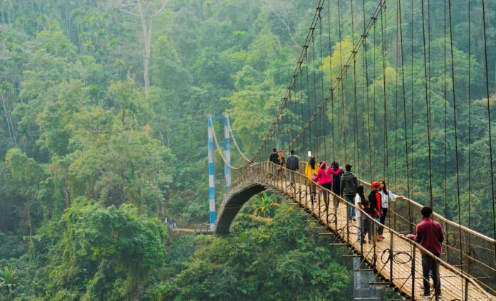 Pemandangan spektakuler dari Air Terjun Nohkalikai di Cherrapunji, air terjun tertinggi di India yang memukau dengan aliran deras dan ketinggian yang mengagumkan